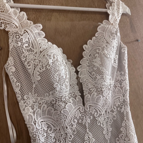 Elegant White Lace Wedding Dress - Picture 2 of 7